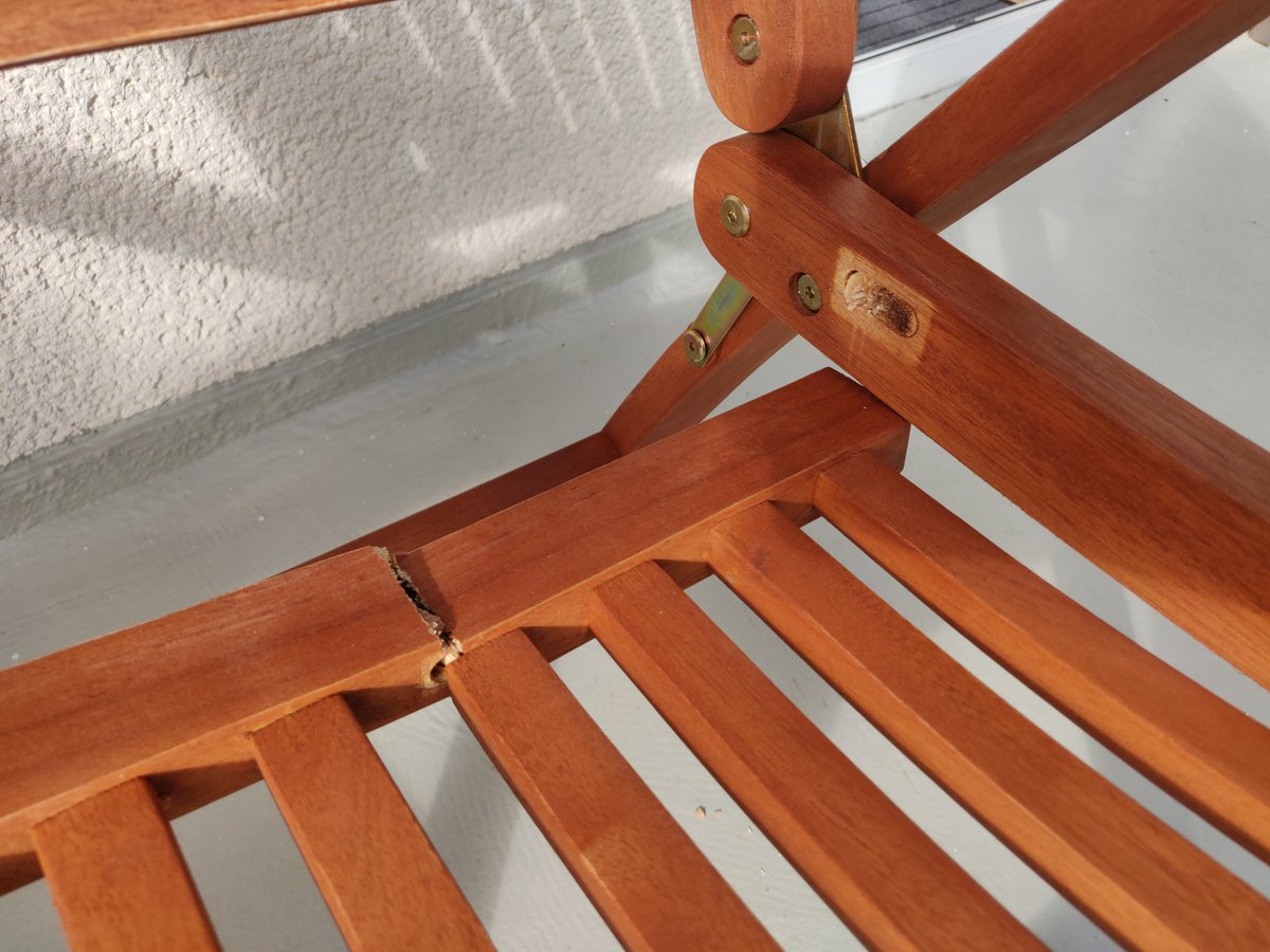 ScreenOrigami's tweet image. An diesem robusten Holzstuhl werden wir viele Jahre Freude ha- *KNACK*  🙄 #meinTag