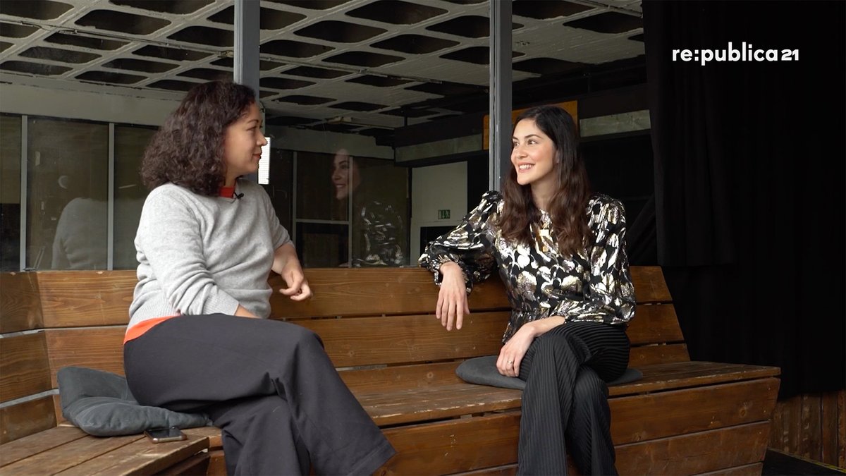 Diane Arapovic und Yelda Türkmen sitzen nebeneinander auf einer Bank und unterhalten sich. Screenshot aus dem rp21-Feature „Nenn mich nicht - Wie Sprache und Rassismus zusammenhängen“.