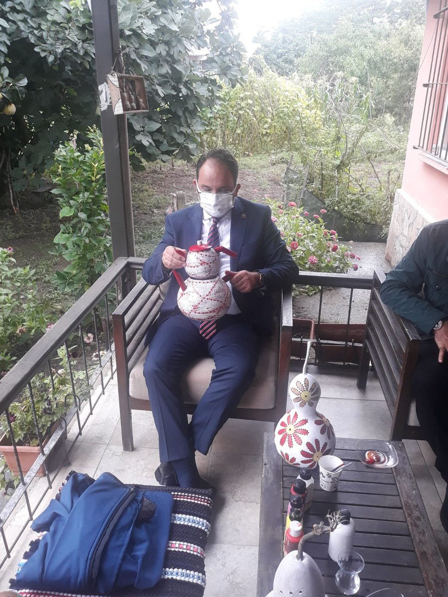bafrakaymakam's tweet photo. Kaymakam @CevdetErturkmen, İlçe Milli Eğitim Müdürü @mehmetalikatip1 ve Halk Eğitim Merkezi Müdürü Hacı Avcı ile birlikte Halk Eğitim Merkezi Müdürlüğünün  düzenlediği Su Kabağı  Süsleme Kursunu ziyaret etti. https://t.co/O4ADddc15Q