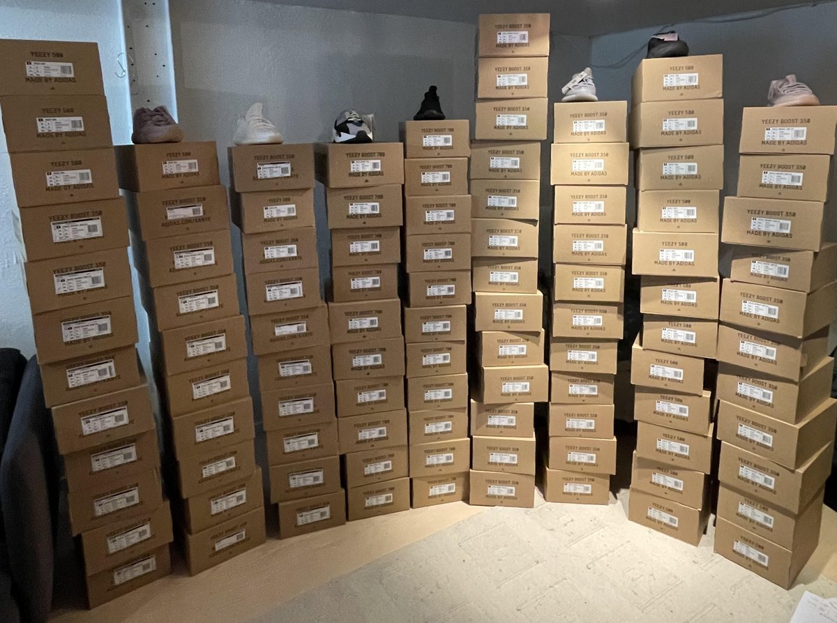 Yeezy day EU

15 Utility black
9 Breds
5 Soft vision
29 Cream/Triple White
25 Tail light
25 waverunner
4 synth reflective

112 pairs

S/O 
@GaneshBot 
@AutoSnkr 
@BestNotify_