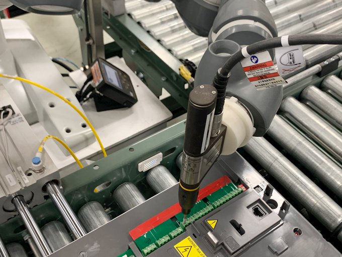 Fun Fact: Did you know screw driving is another common application found in most workshops and the single-arm #YuMi can use a screwdriver to tighten screws. Read more here about ABB’s #collaborative #robots: new.abb.com/products/robot…