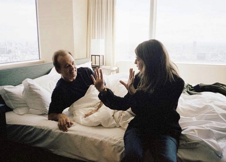 Even these 'Behind the Scenes' pictures of Bill Murray and Scarlett Johansson from Sofia Coppola's 'Lost in Translation' is showering us a charming vibe. 🥰💖