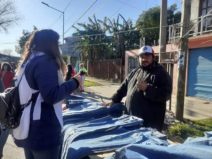LauraBerardoOK's tweet photo. Esta mañana lxs crxs de @UyOLomas junto al precandidato a concejal @claudio_morell recorrieron el centro comercial y la feria de #IngenieroBudge para charlar 🗣 con lxs vecinxs comentarles la propuesta del @FrenteDeTodos ✌en las elecciones legislativas 2021. 
@minsaurralde https://t.co/aswTRe71Y2