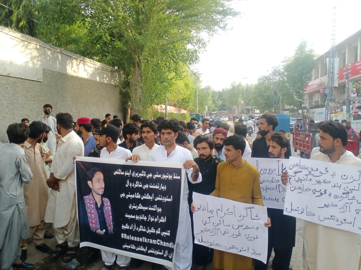 aajiz_adv's tweet photo. #ReleaseIkramChandio 
اکرام چانڈیو کی جبری گمشدگی آٸین کے آرٹیکل 
9 / 10/ 14/ 15  اور اقوام متحده کے بنیادی انسانی حقوق کی چارٹر 10 کے شق نمبر 1 /7 / 8 ۽ 26   کے خلاف ورزی ھے۔ https://t.co/ap4t8Fgg9h