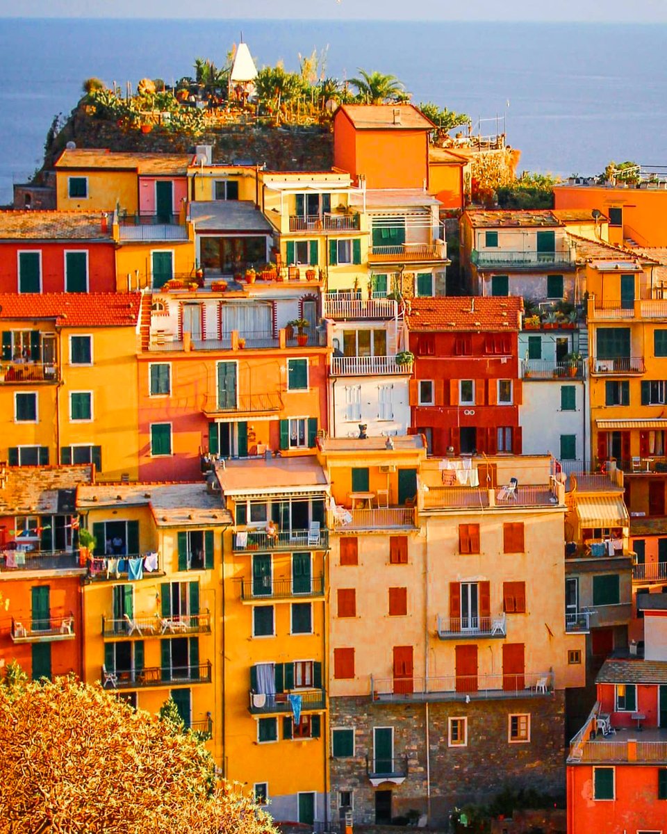 Dreaming of summer sunsets in Cinque Terre ☀️ Summer 2022 we’re looking at you... 👀