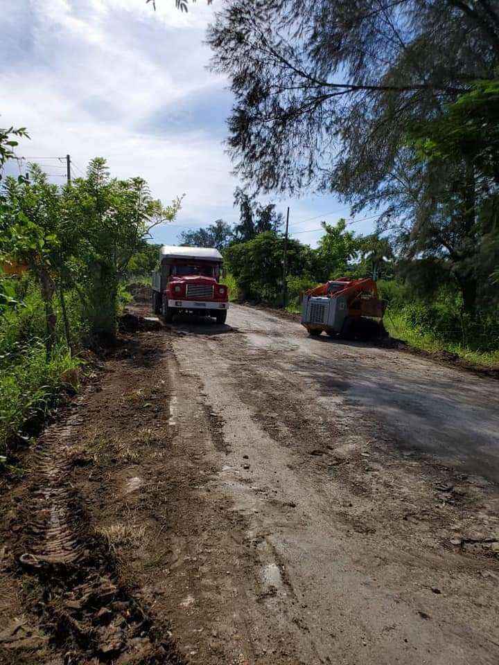 CubaCubacons's tweet photo. Continúan las empresas de @CubaCubacons dando apoyo al Gobierno de La Habana de conjunto con la Cooperativa ALEXCON, para contribuir con la mejora de la calidad de vida de los habitantes de los municipios capitalinos
@benederto @Rene_MesaMICONS @CubaMicons
#ConstruyendoElFuturo https://t.co/lucBlGsp1o
