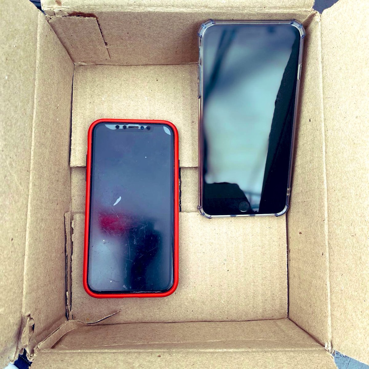 BUENAS TARDES RADIO. Vamos hasta las 17 en vivo📻🙌🏼 ¿QUIÉNES NO DEJARON SU CELULAR EN LA CAJA? 
<a href="/nicocayeta/">cayeta</a> + <a href="/julicayetina/">julicayetina</a> + <a href="/dalmaradona/">Dalma Maradona</a> + Schultz x metro951.com/vivo