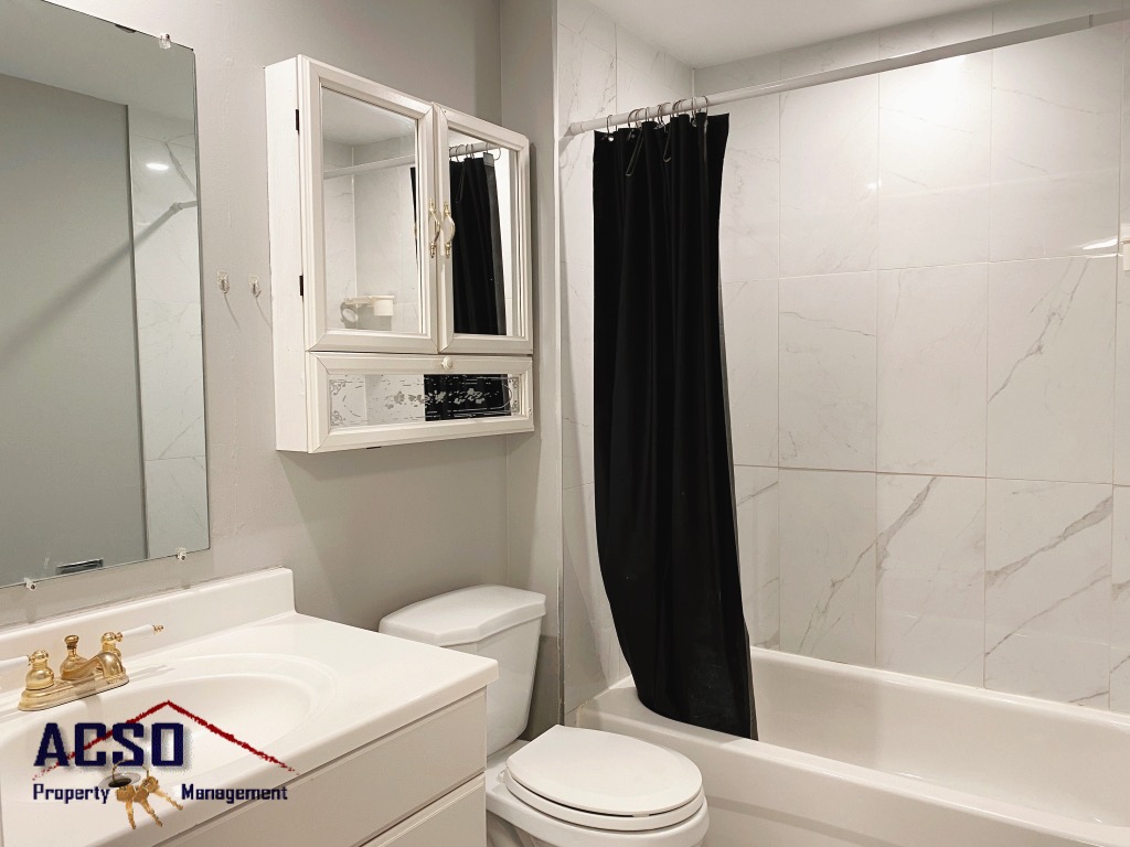 ACSOProperties's tweet image. This spacious semi-detached home is ready to be called home now! Just minutes from McLennan Park and tons of shopping nearby. Freshly painted &amp;amp; new flooring!

47 Blackhorne Dr. Kitchener

To see more check out
thehome4u.ca/properties/47-…

#KitchenerRentals #HomesForRent #ACSOPMInc