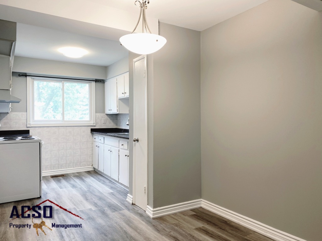 ACSOProperties's tweet image. This spacious semi-detached home is ready to be called home now! Just minutes from McLennan Park and tons of shopping nearby. Freshly painted &amp;amp; new flooring!

47 Blackhorne Dr. Kitchener

To see more check out
thehome4u.ca/properties/47-…

#KitchenerRentals #HomesForRent #ACSOPMInc