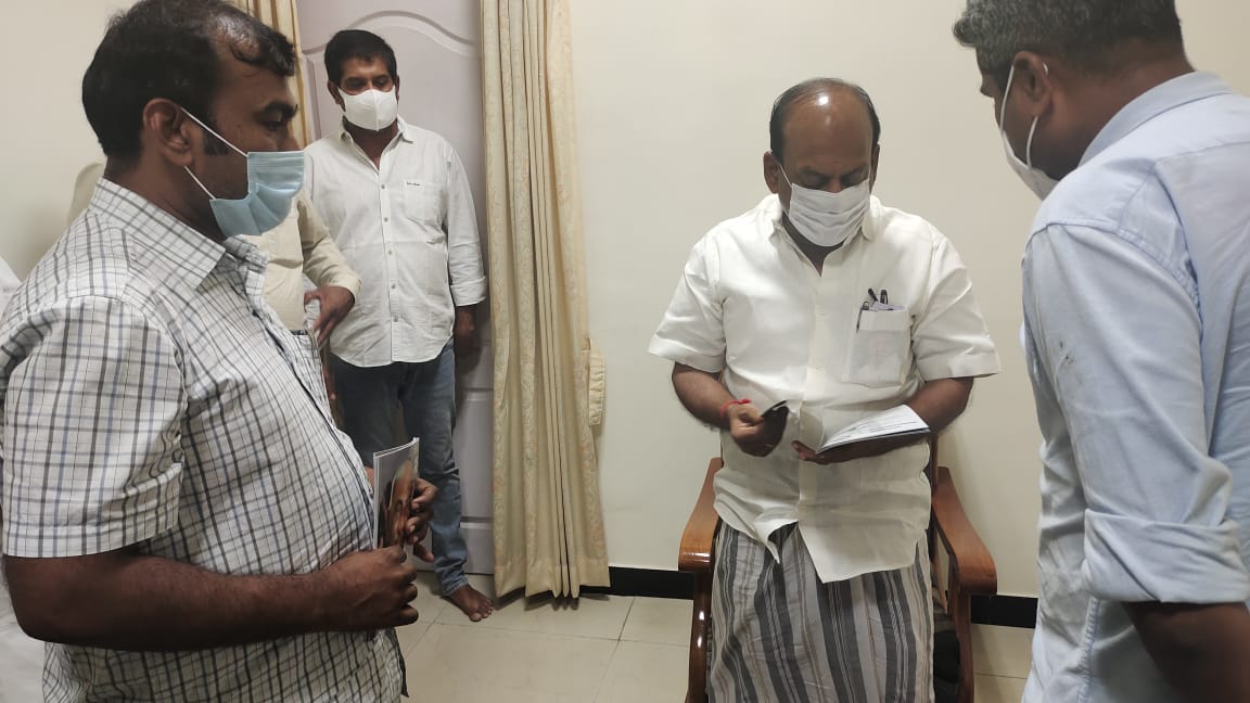 DravidanMedia's tweet photo. மாண்புமிகு ஊரகத் தொழில்துறை  அமைச்சர் @thamoanbarasan அவர்களுக்கு திராவிடன் இதழை வழங்கி திராவிடன் அறக்கட்டளைப் பணிகள் பற்றி எடுத்துரைத்தோம். 

மக்களிடம் தொடர் பணியாற்ற வேண்டியதன் அவசியத்தை மாண்புமிகு அமைச்சர் அவர்கள் 
வலியுறுத்தி திராவிடன் பணிகளுக்கு வாழ்த்துகளைக் கூறினார்.#DMK https://t.co/RZqqO4uf4E