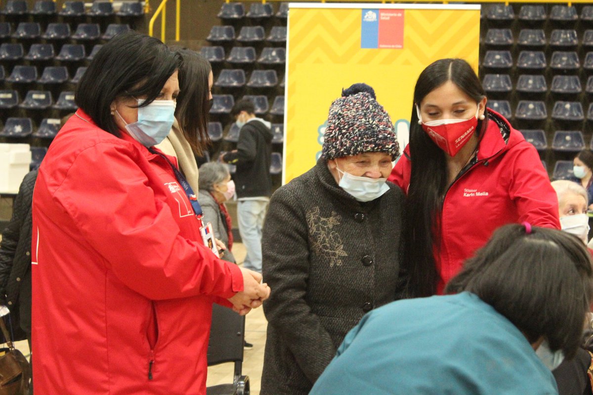 🔴 Hoy comenzó la inoculación de la #DosisDeRefuerzo en nuestros vacunatorios. En la Universidad de la Frontera, las personas de 86 años y más y pacientes imnunodeprimidos desde los 16 años, llegaron de manera responsable a recibir su dosis correspondiente. 

#YoMeVacuno ✌