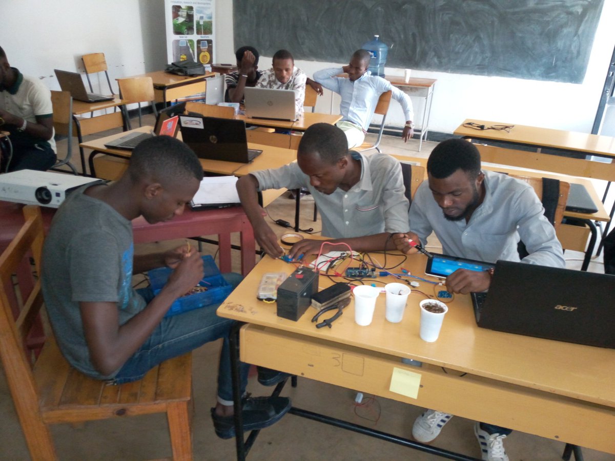 eiotafri's tweet photo. Voici le pour quoi nous sommes  utile au #Burundi,  l'agriculture garantie les vies de la populations  @BurundiAber  à  déja  une Technology meilleurs  pour vous !! Voici @eiotafri  nous amener @MDJeunes  @akezanet @vouofobrondon  irrigation automatique. https://t.co/FgBWZCuJuS