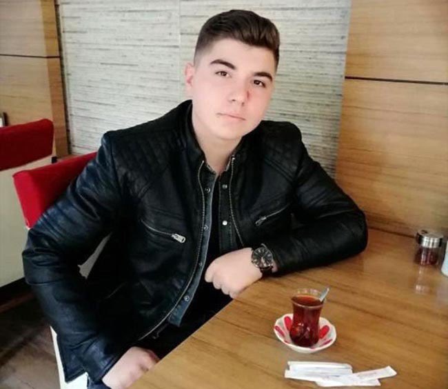 Suriyeli katil ve Türk şehit. Şehit çünkü aydınlatma direklerini  küfrederek tekmeleyen bu hayvanı, "aileler var yüksek sesle küfretme ve devlet malını tekmeleme, polise haber veririm" dediği için katledildi. Kamu huzurunu ve devlet malını savunduğu için bıçaklandı. Şehit oldu.