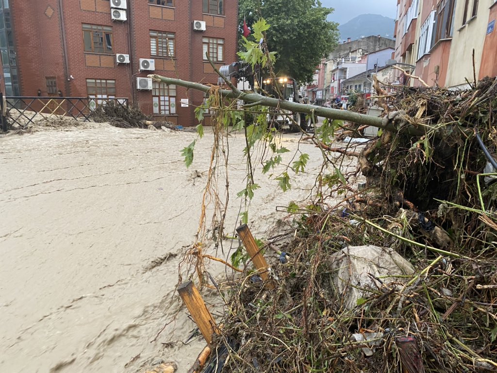 HikmetErbilgin's tweet photo. Kastamonu Bozkurt’a acil arama kurtarma ekipleri lazım duyun sesimizi #Kastamonu https://t.co/JLkRtdJfN8