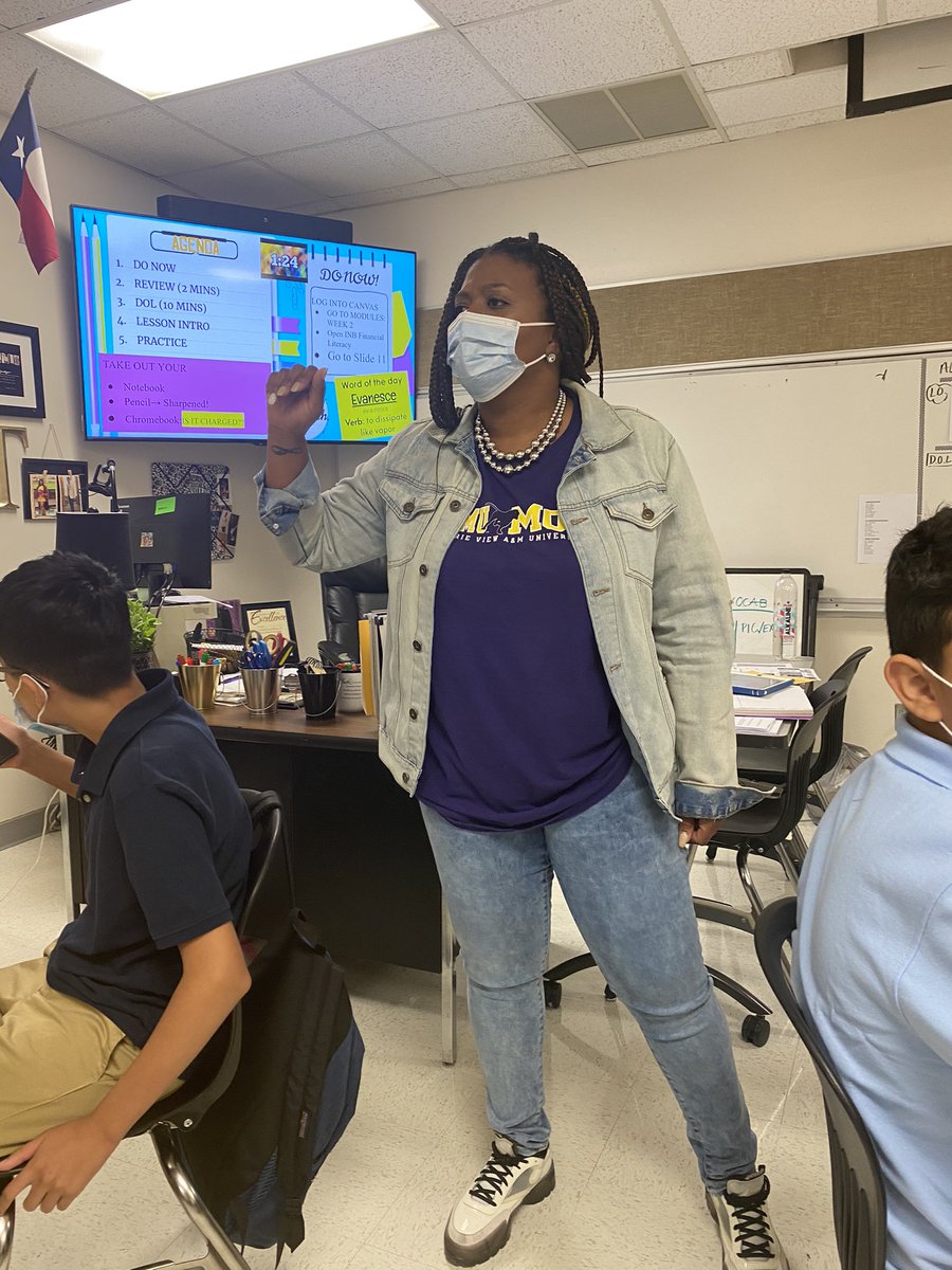 AvidLyles's tweet photo. It’s AVID COLLEGE Wednesday!! Spark some conversation. Ask a teacher about their tshirt and what It means to them. #collegeready #lumberjacks #avidrocks @AVIDjeanie @LMS_Lumberjacks https://t.co/Hw9YCUkhOe