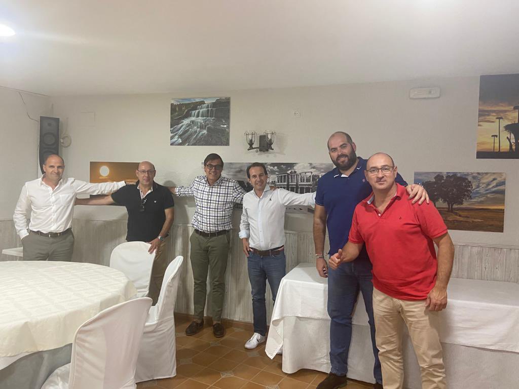 📸 Imagen de la comida de directivas previa al partido de esta tarde.

🤝 Queremos dar las gracias al <a href="/CDCabezaDelBuey/">C.D. Cabeza del Buey</a> por su hospitalidad y cariño hacia nuestro club.
