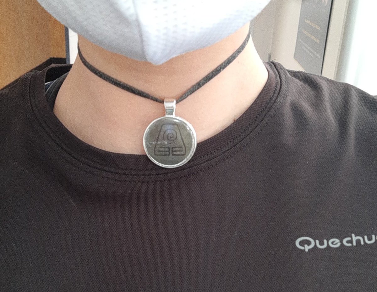 aeugenio_'s tweet photo. Só pra mostrar mesmo, esse é o colar que ele me deu. E eu adorei, mas não vou ficar com ele. 
Só acho que o cara ficou emocionado demais com a sereia aqui, pq até colar ele comprou 🤦🏻‍♀️ kkkk O BERRO SOCORRRRRRRR https://t.co/jhAEwACiUf