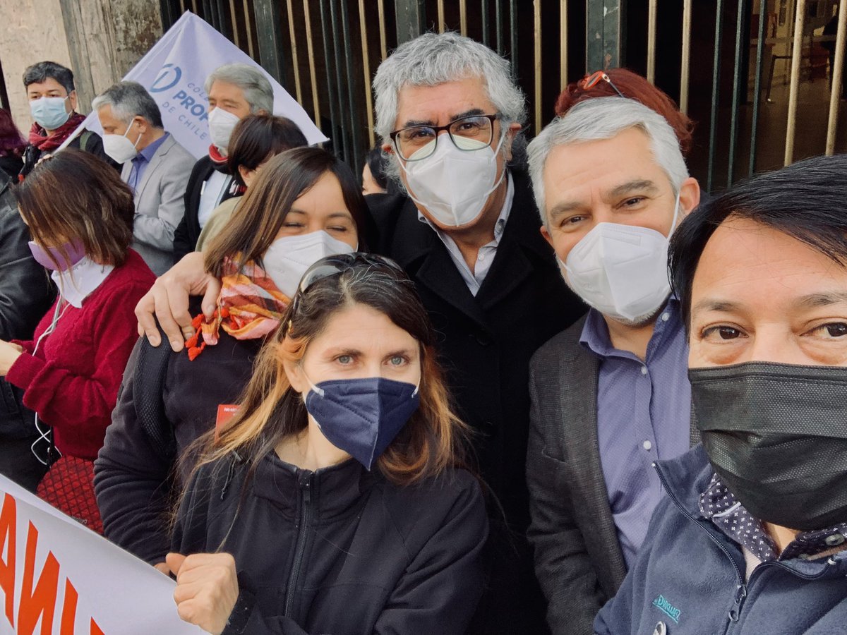 En el Ministerio de Educación protestando contra la privatización de la #Junaeb <a href="/afaebnac/">AFAEB #JunaebNoSeVende</a> <a href="/anefchile/">ANEF</a> en la lucha ✊🏽