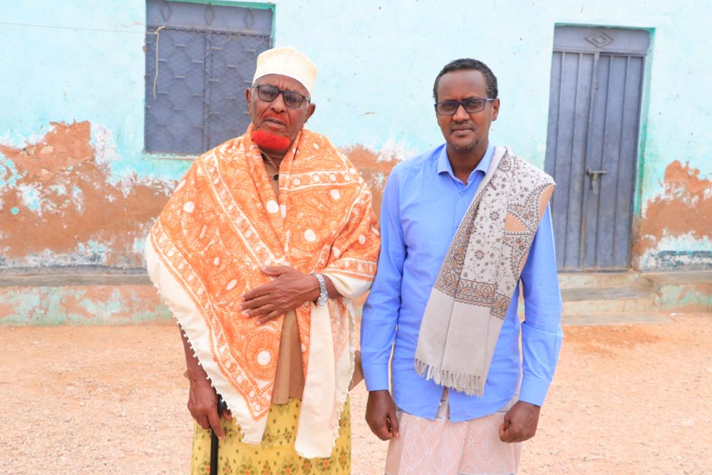 MohamedHCirro's tweet photo. Waxaan galabta hoygiisa #Samareeb booqasho  ugu tegey 
Ugaas Xasan Ugaas MAXAMED oo aynu ka wada hadalnay sidii loo abuuri lahaa jawi xasiloon oo doorashooyin nabdoon ku qabsoomi karaan. Ugaas Nuur duco iyo dardaaran ayuu noo hibeeyey. https://t.co/x6RmyPr0DX