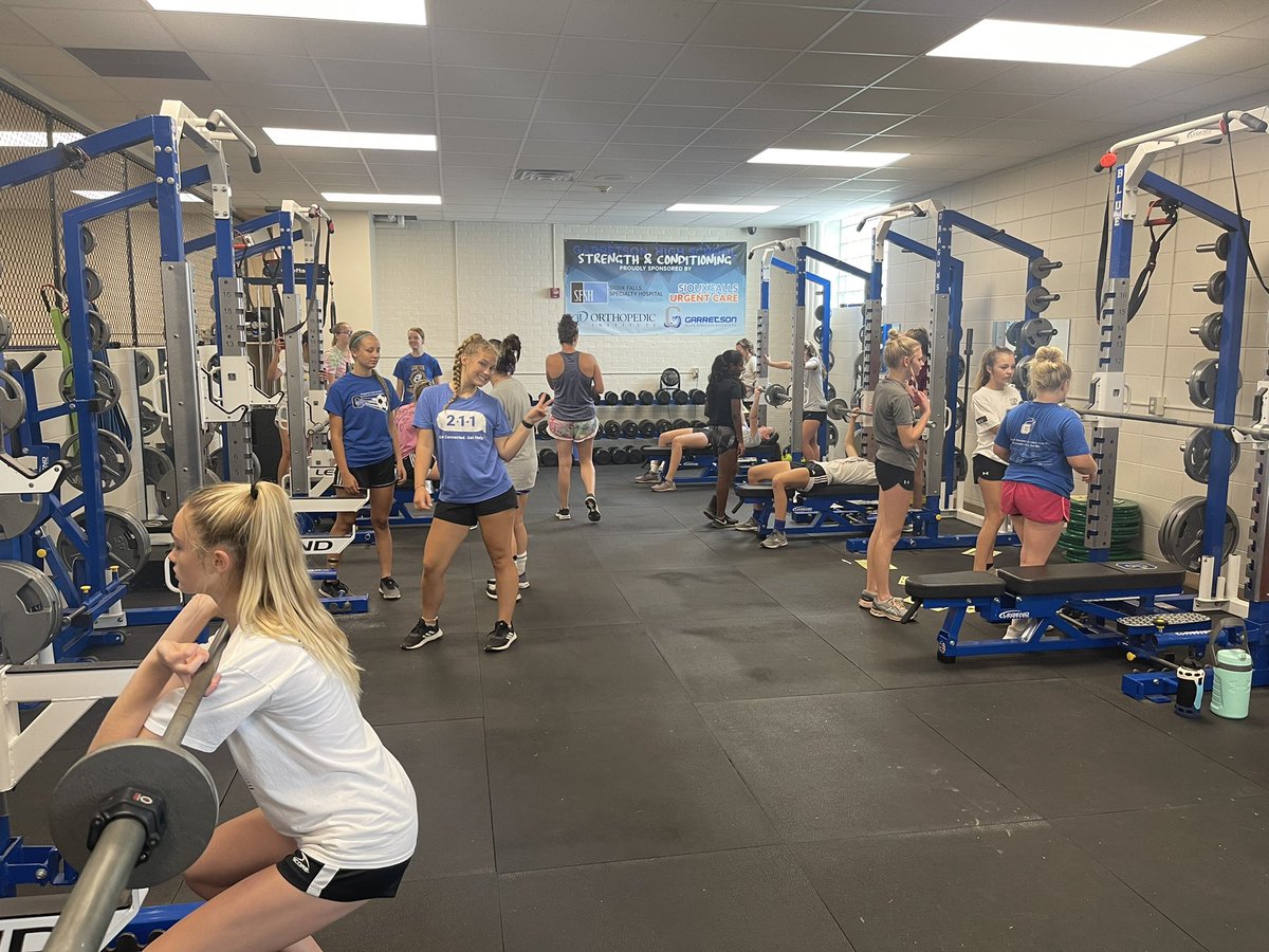 The work we put in off the field is just as important as what we do on the field. Proud of the effort in the weight room from these ladies! 💪💙⚽️ #3days #Play4Her