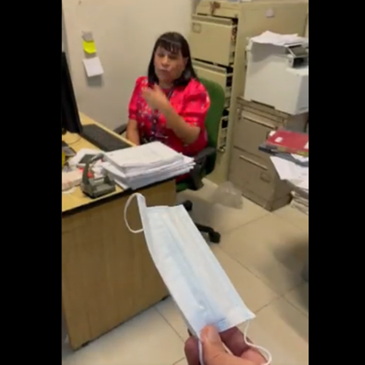 El_Universal_Mx's tweet image. Jorge D'Alessio le insistió a una trabajadora que se pusiera el cubrebocas, pero no tuvo éxito, hasta le llevó uno nuevo; "ya tengo el mío, gracias", le responde la funcionaria del Ministerio Público de #Naucalpan eluniversal.com.mx/espectaculos/j…