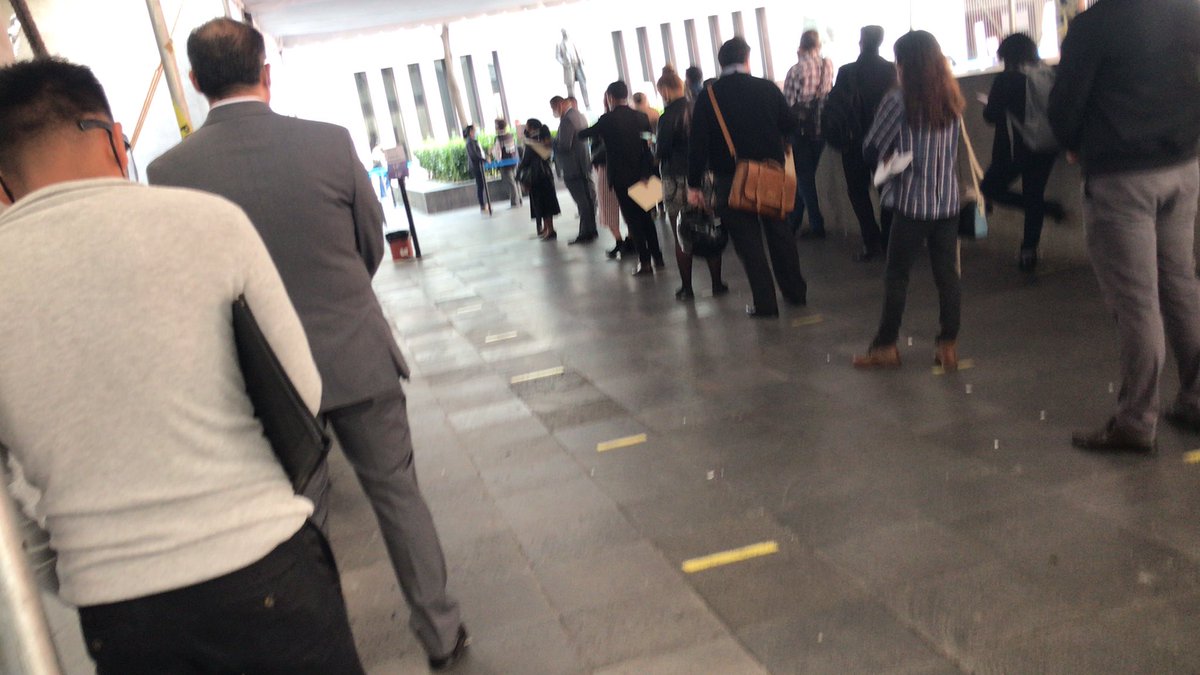 lawyersammy's tweet photo. @PJCDMX por favor ya no es posible llevo una hora veinte minutos para poder entrar al edificio de juzgados familiares, AYÚDENOS POR FAVOR!!! https://t.co/tLxFzenMVS