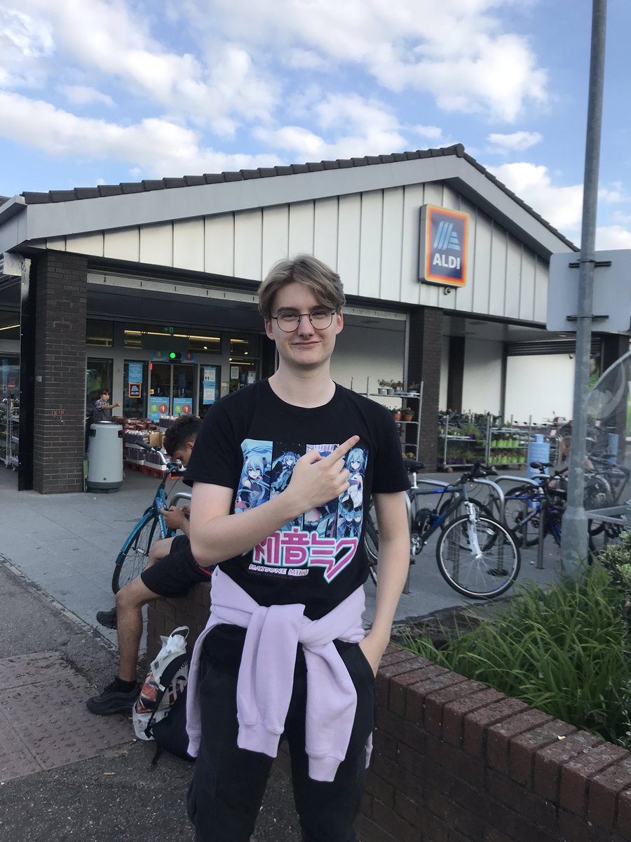 HazzaJC_'s tweet photo. at the big aldi with my new drip 💧 https://t.co/mkce7BzMNo