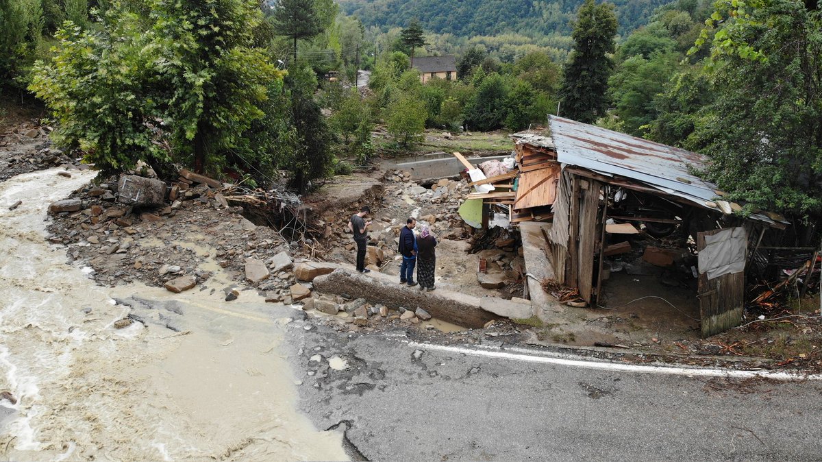 tursadsk's tweet photo. #Bartın, #Sinop, #Karabük ve #Kastamonu'da yaşanan sel ve heyelandan etkilenen tüm vatandaşlarımıza geçmiş olsun dileklerimizi iletiyor,

Rabbimizden, milletimizi, devletimizi; tüm afetlerden, belalardan ve kazalardan korumasını niyaz ediyoruz. 🤲

Geçmiş olsun.. https://t.co/C0eB78sFdH