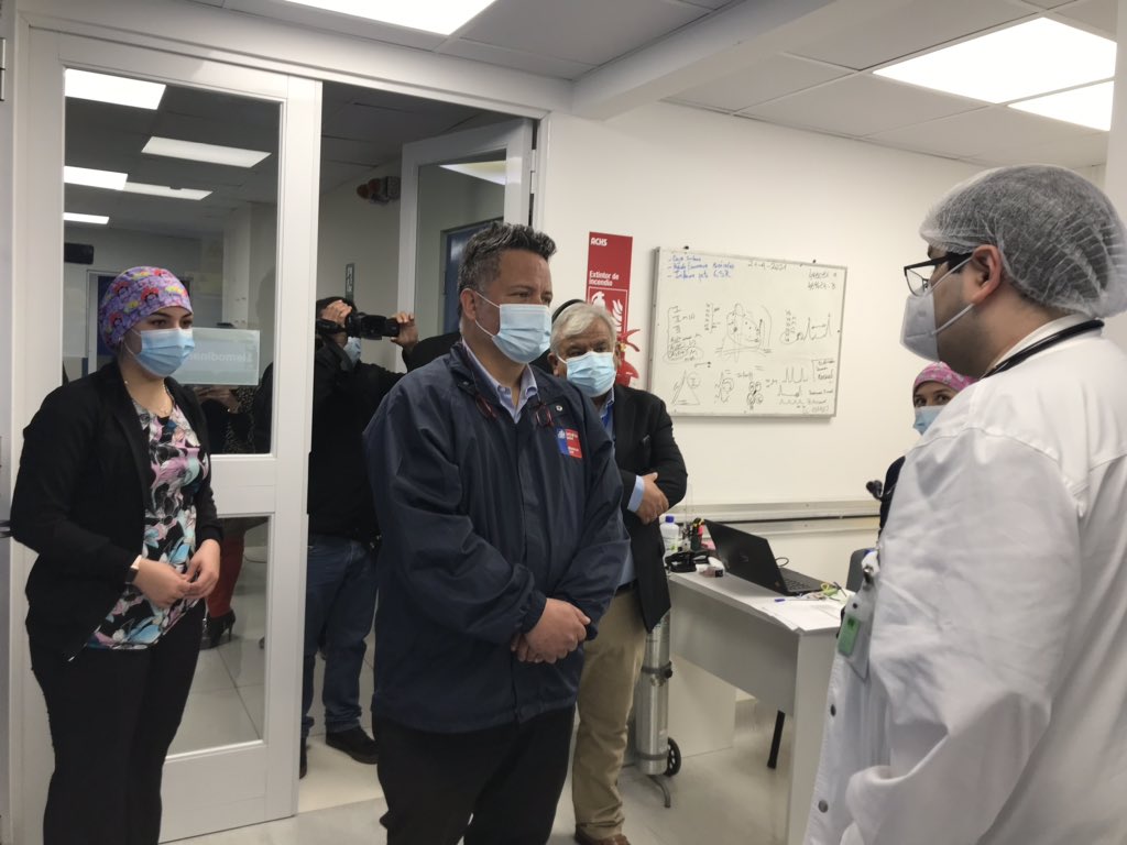 Saludtarapaca's tweet photo. #CuidémonosEntreTodos Director @Saludtarapaca Jorge Galleguillos junto a directora médica de Clínica #Tarapacá @mapitavera recorren instalaciones del recinto para destacar aporte del establecimiento privado de #Salud durante la #pandemia por #Covid_19 @ministeriosalud https://t.co/SkzK57cXZr