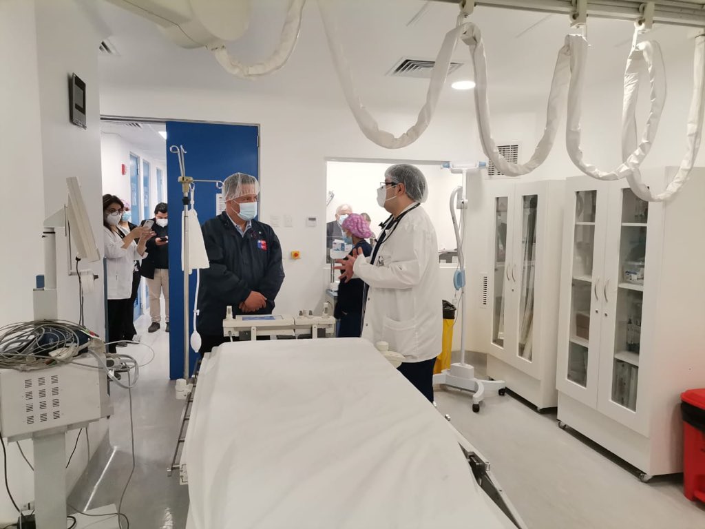Saludtarapaca's tweet photo. #CuidémonosEntreTodos Director @Saludtarapaca Jorge Galleguillos junto a directora médica de Clínica #Tarapacá @mapitavera recorren instalaciones del recinto para destacar aporte del establecimiento privado de #Salud durante la #pandemia por #Covid_19 @ministeriosalud https://t.co/SkzK57cXZr
