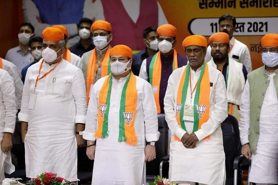 YashpalBJP's tweet photo. ಬಿಜೆಪಿ ಹಿಂದುಳಿದ ವರ್ಗಗಳ ಮೋರ್ಚಾದ ವತಿಯಿಂದ ಬಿಜೆಪಿ ರಾಷ್ಟ್ರೀಯ ಅಧ್ಯಕ್ಷರಾದ @JPNadda ಜೀ ರವರ ಉಪಸ್ಥಿತಿಯಲ್ಲಿ, ಪ್ರಧಾನಿ @narendramodi ಜೀ ಅವರ ಸಚಿವ ಸಂಪುಟದ 27 ಮಂದಿ ಹಿಂದುಳಿದ ವರ್ಗಗಳ ಸಚಿವರಿಗೆ ಆಯೋಜಿಸಿದ್ದ ಅಭಿನಂದನಾ ಕಾರ್ಯಕ್ರಮದಲ್ಲಿ ಭಾಗವಹಿಸಿದೆನು.
#27obcministers @blsanthosh @obcmorcha4kar @BJP4OBCMorcha https://t.co/H3zB2QMd5v