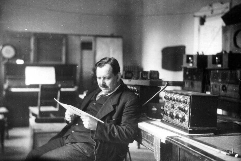 Born On This Day In 1888: Electronic Music Pioneer, Friedrich Trautwein.

Dr. Trautwein developed the #Trautonium in 1930, featuring a pressure sensitive resistant finger-wire allowing players expressive flexibility.

Watch this demonstrated by <a href="/tludowic/">LudoWic</a>: youtu.be/zgsXPC4_KOg