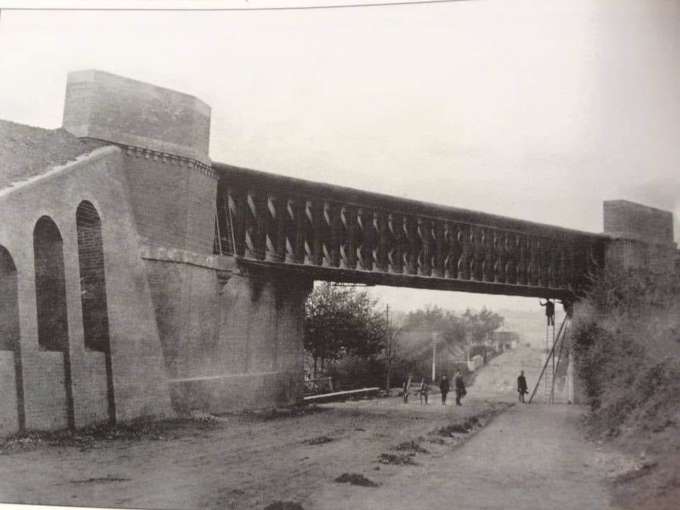 ClubVerulam's tweet photo. This is the bridge over London Road, just before you turn into Riverside Road if you are coming from the A414.
Taken in 1867. Not another house in sight. It’s not changed a bit!!! https://t.co/KoCkpGRmOO