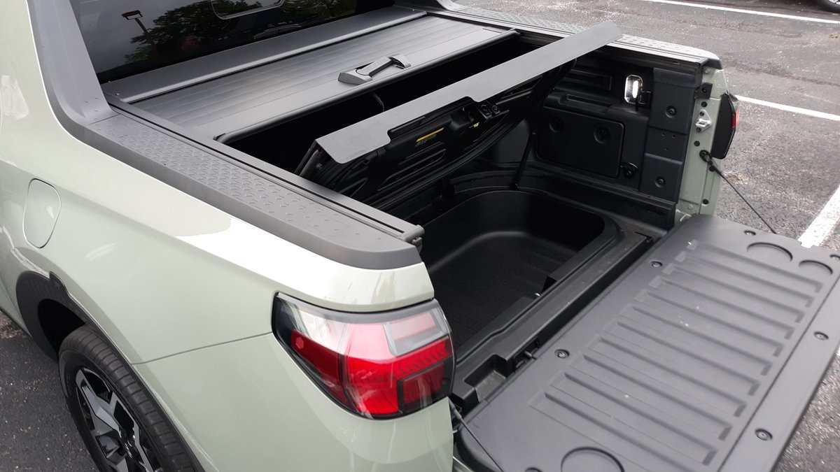 CarGuyRick1's tweet photo. A roll-back locking tonneau cover can turn the bed of the @Hyundai Santa Cruz into a "trunk," augmented by a locking bin beneath the floor for secure storage when the cover is retracted. A 4x8 sheet can be carried above the wheel wells. #mamasummerdrive https://t.co/cweF5L5r3r