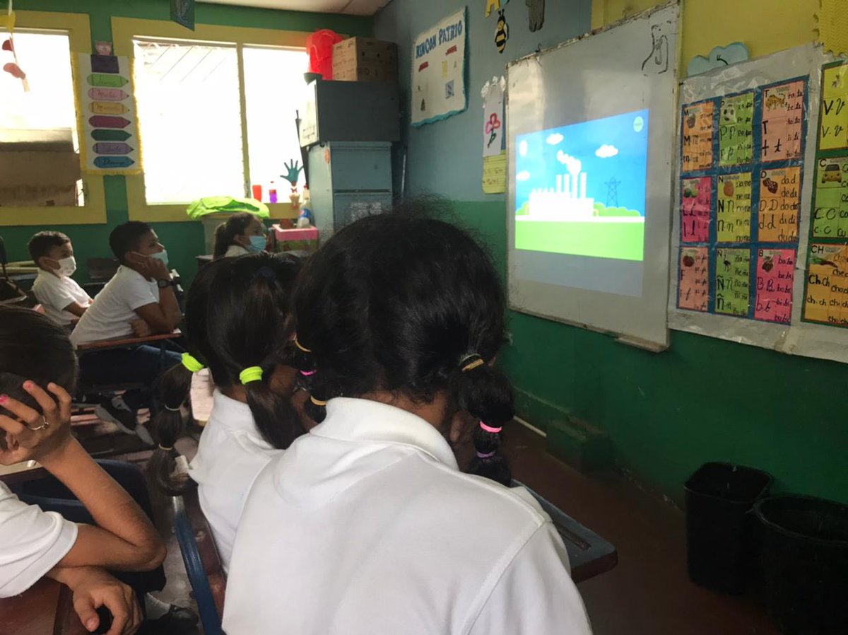 La Alcaldía de Managua a través de la Dirección de Medio Ambiente realizó un cine foro ambiental  con la temática "La ruta del Plástico", con los niños del 5to grado del turno matutino del colegio Benito Juárez en el barrio Hialeah IV etapa. #Almamanagua #MedioAmbiente