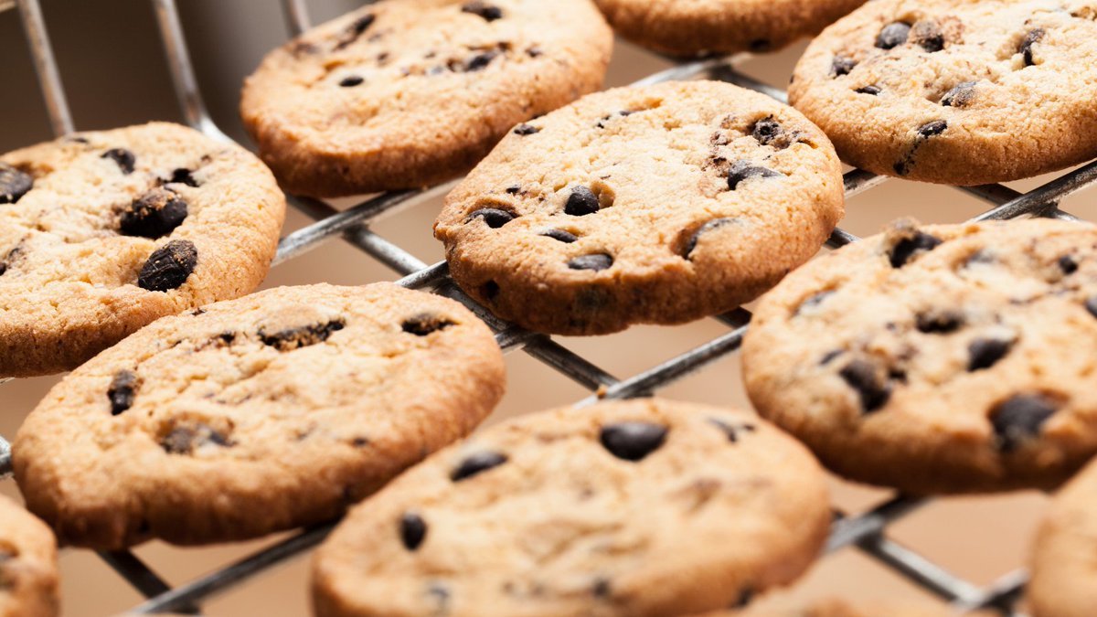 kitchenshortcut's tweet image. Pull #cookies out before they&apos;re done. It&apos;s always better to undercook than overcook, and cookies will continue to cook on the tray after you take them out of the oven.

#KitchenShortcuts #kitchenideas #kitchenhacks #kitchentips #cookingtips #homecooking #baking
