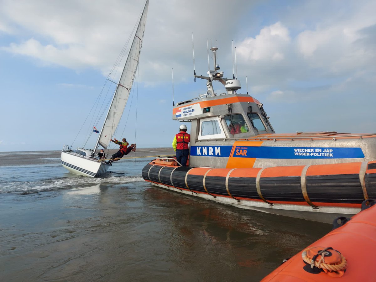 Net na 18.00 alarm voor een zeiljacht die in de Boontjes vast was gelopen. Aangezien het nog 2 uur duurde voordat t laag water was, is besloten om  het jacht los te trekken, na een korte tijd spoelen lukt t de Wiecher om de boot los te trekken.