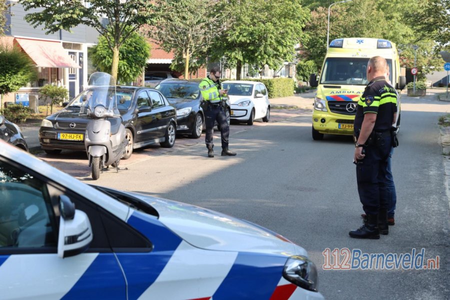 Scooterrijder schrikt van auto die uit parkeervak komt en gaat onderuit. 112Barneveld.