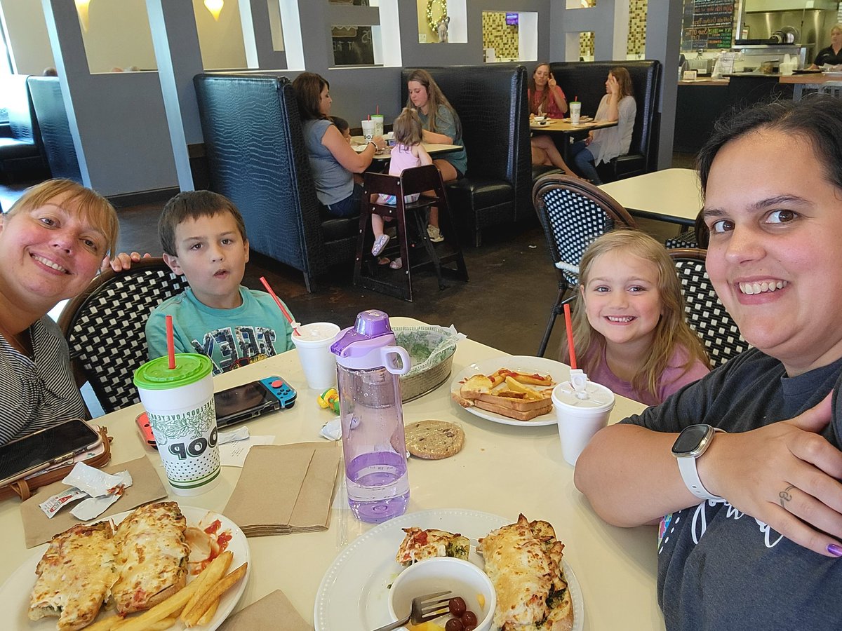 treblemaker90's tweet photo. Taking a break from classroom set up to Eat Out for Education! @SedgeGardenES @kvillechamber21 #TheLoopKernersville https://t.co/8WAWfT9Cpq
