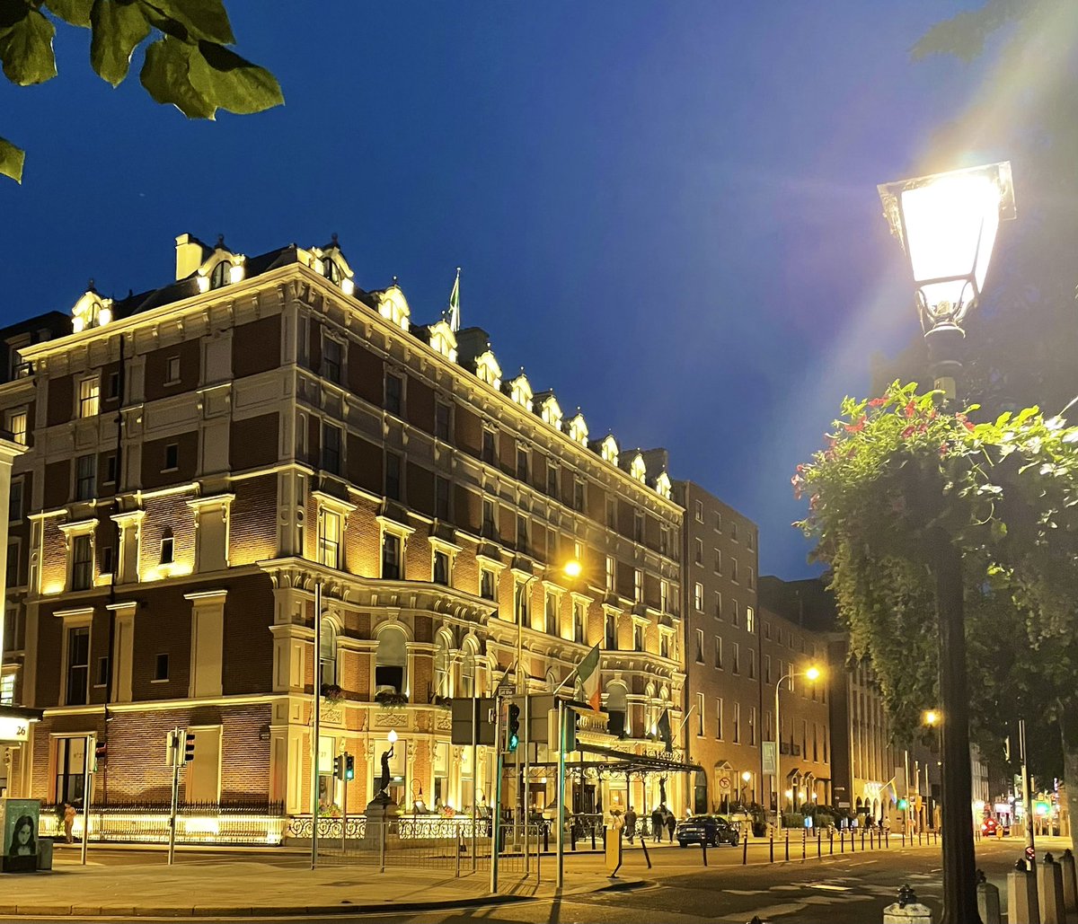 MartinFennelly's tweet photo. The Shelbourne looked majestic last evening - nearly 200 years of rich history behind the Grand Facade - name after The Prime Minister of Great Britain (1782-83) Willian 2nd Earl of Shelbourne who once owned a house on the same site. #shelbournehotel #marriott #dublin #ireland https://t.co/COP7V8yDOO