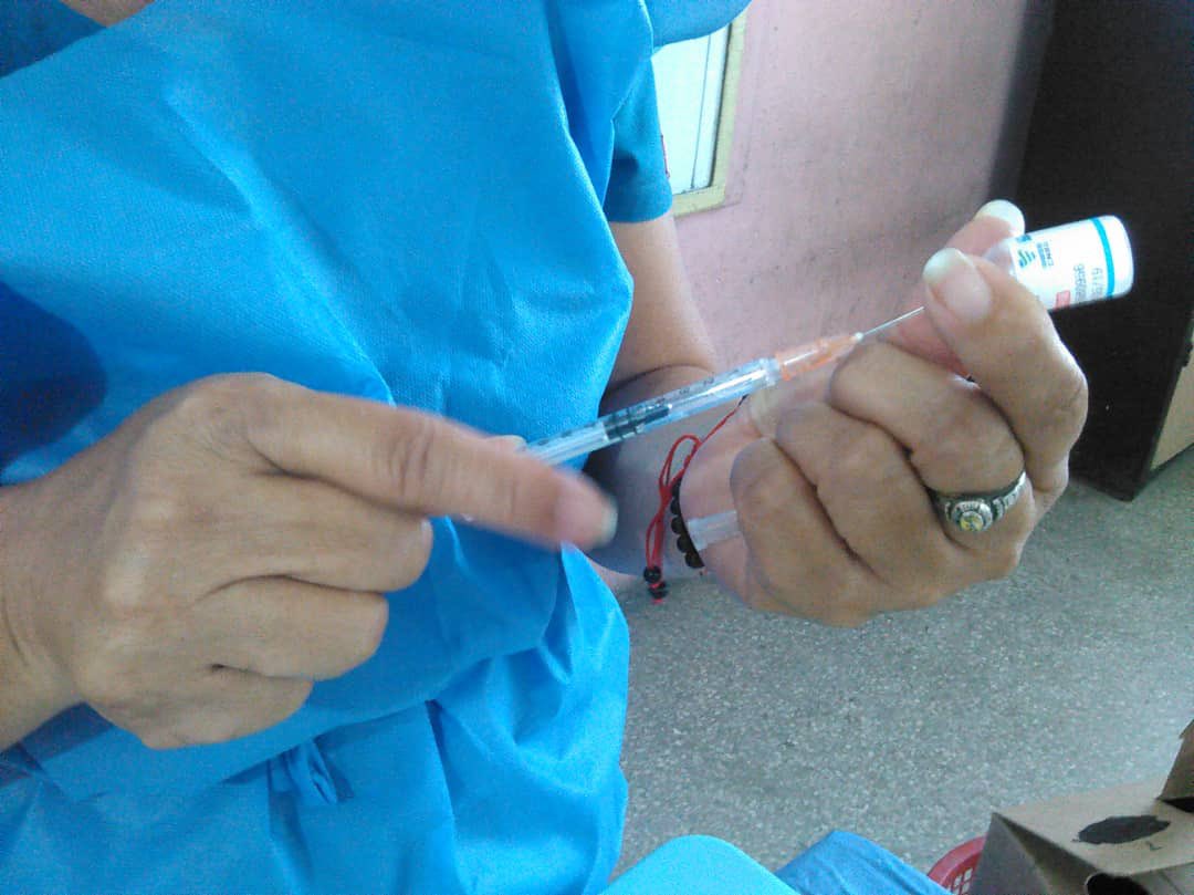 luiscarPSUV's tweet photo. #LaClaveEsVacunarse en la UEN Creación Trapichito es nuestro segundo punto de inmunización contra la Covid 19. Compatriotas de comunidades y del gremio educativo reciben sus dosis chinas para la prevención de la Pandemia #GuarenasAñoCuatricentenario https://t.co/F8CehJLLhc