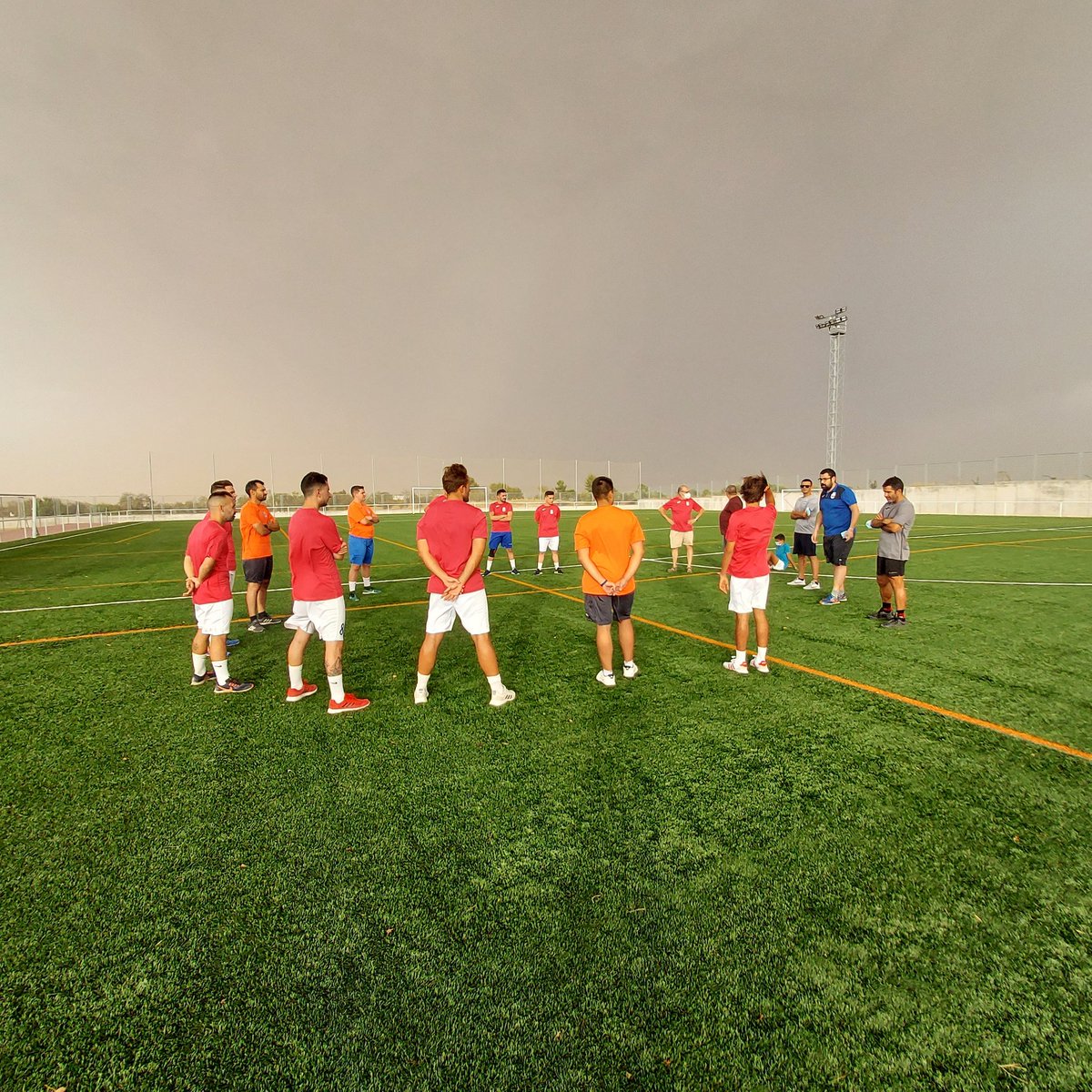 futbolsalaolias's tweet photo. Hoy hemos comenzado la temporada 2021-2022.
Primer entrenamiento con caras nuevas,  nuevas ilusiones, objetivos personales y colectivos...poco a poco nos convertiremos en un EQUIPO.

VAMOS OLÍAS!! https://t.co/Em6R8ZJNTD