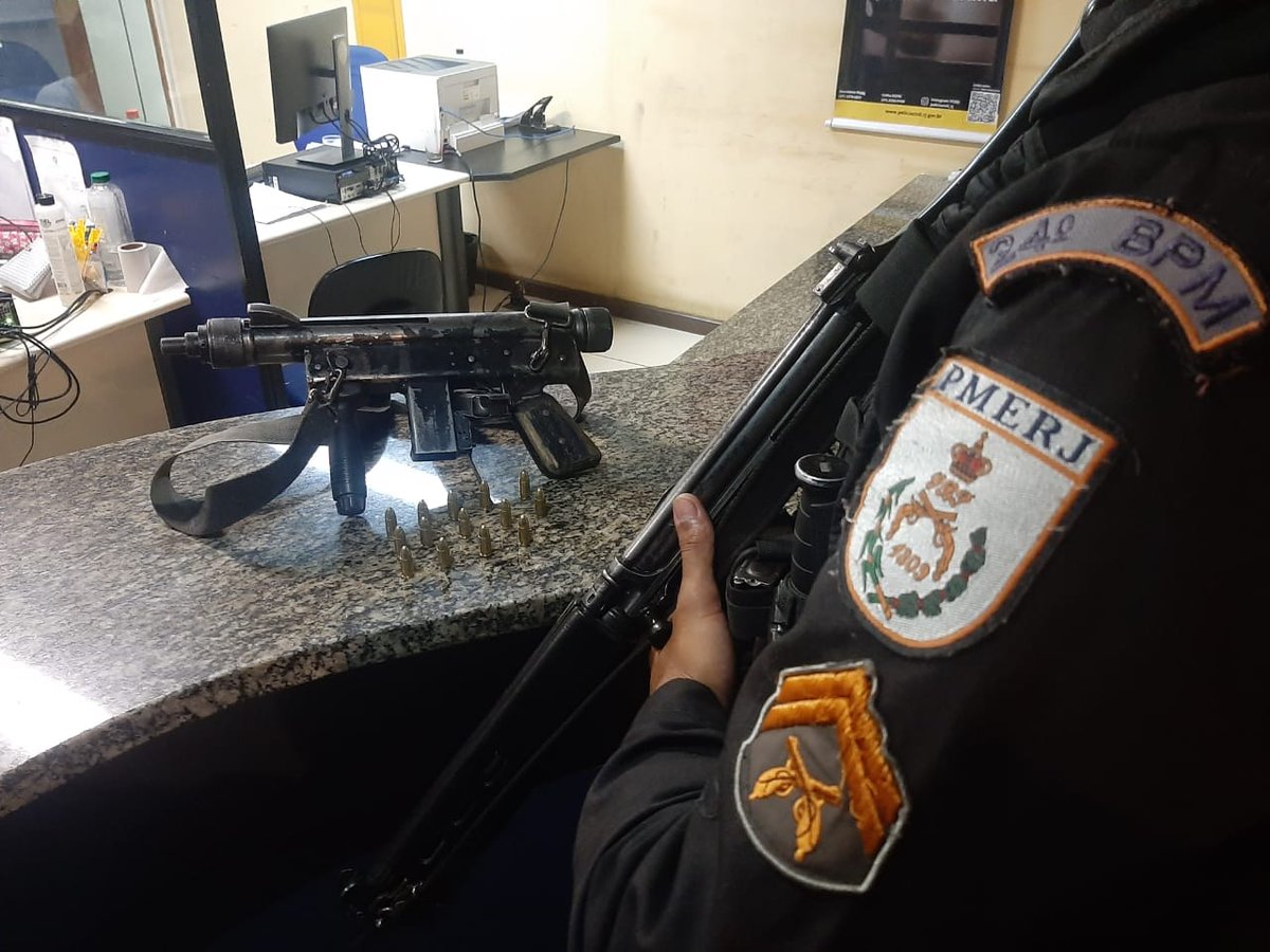PMERJ's tweet photo. Um criminoso se feriu ao entrar em confronto com equipes do #24BPM, nesta noite, no bairro Nova Belém, em Japeri. Ele portava uma submetralhadora calibre 9mm e foi socorrido à Policlínica de Japeri, porém não resistiu.
A ocorrência está sendo registrada na #63DP.
#PolíciaMilitar https://t.co/7O2L6u8vhT