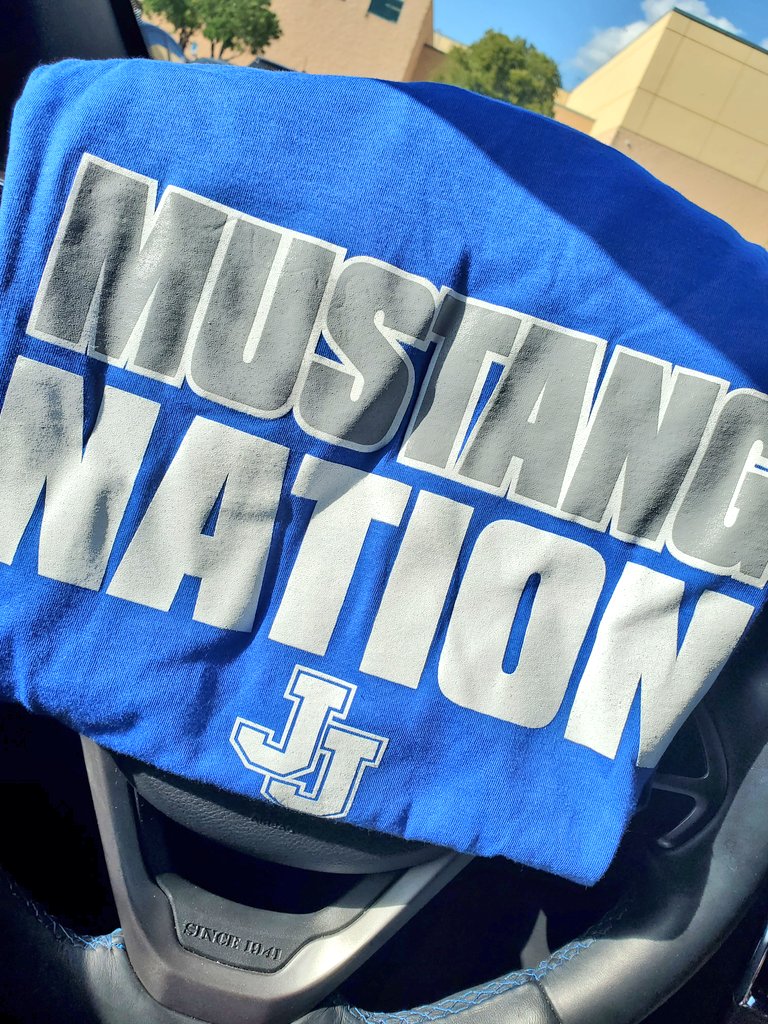 ZachryAVID's tweet photo. Caught my girl Shy in action today! Seeing her in that JJ blue just breeds so much pride. Now we both bleed blue! 💙🏐🖤#JohnJayPride #MustangNation https://t.co/i9uuC23gGm