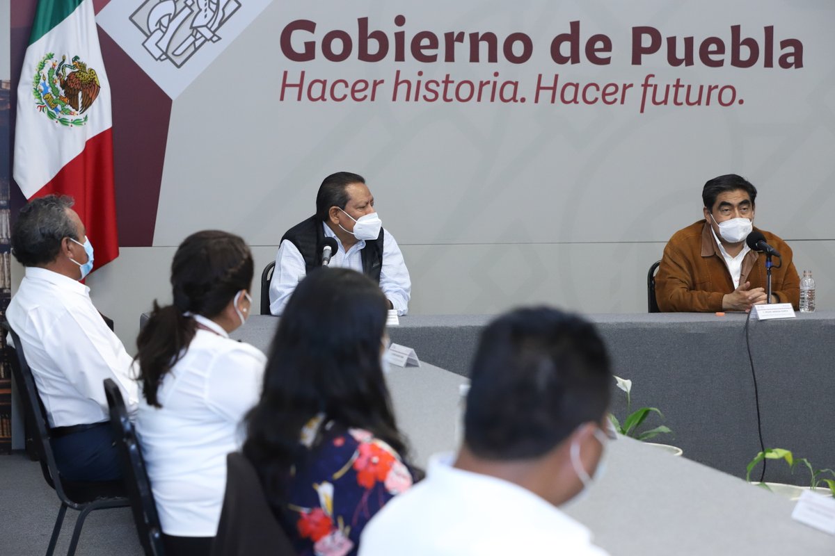 CNavarroCorro's tweet photo. Las y los poblanos deben estar en el centro de la toma de decisiones y en equipo construir una mejor Puebla.

Así lo refrendamos los presidentes municipales y diputados electos de @pueblaPSI, al reunirnos con el gobernador @MBarbosaMX. 

Gracias @Nadia_NavarroA por tu presencia. https://t.co/dMRDiO37p0