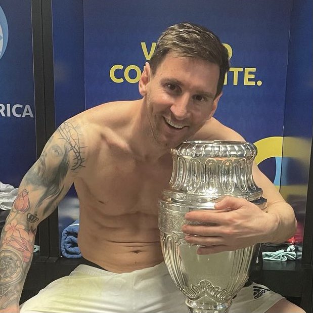 raucarreno's tweet photo. Messi en un mes:
• Ganó la Copa America.
• Rumbeó en Ibiza.
• Lo botaron del trabajo.
• Lo contrataron en Paris con ropita Jordan.

El fulbo y sus cosas. https://t.co/t3o9THdX3G