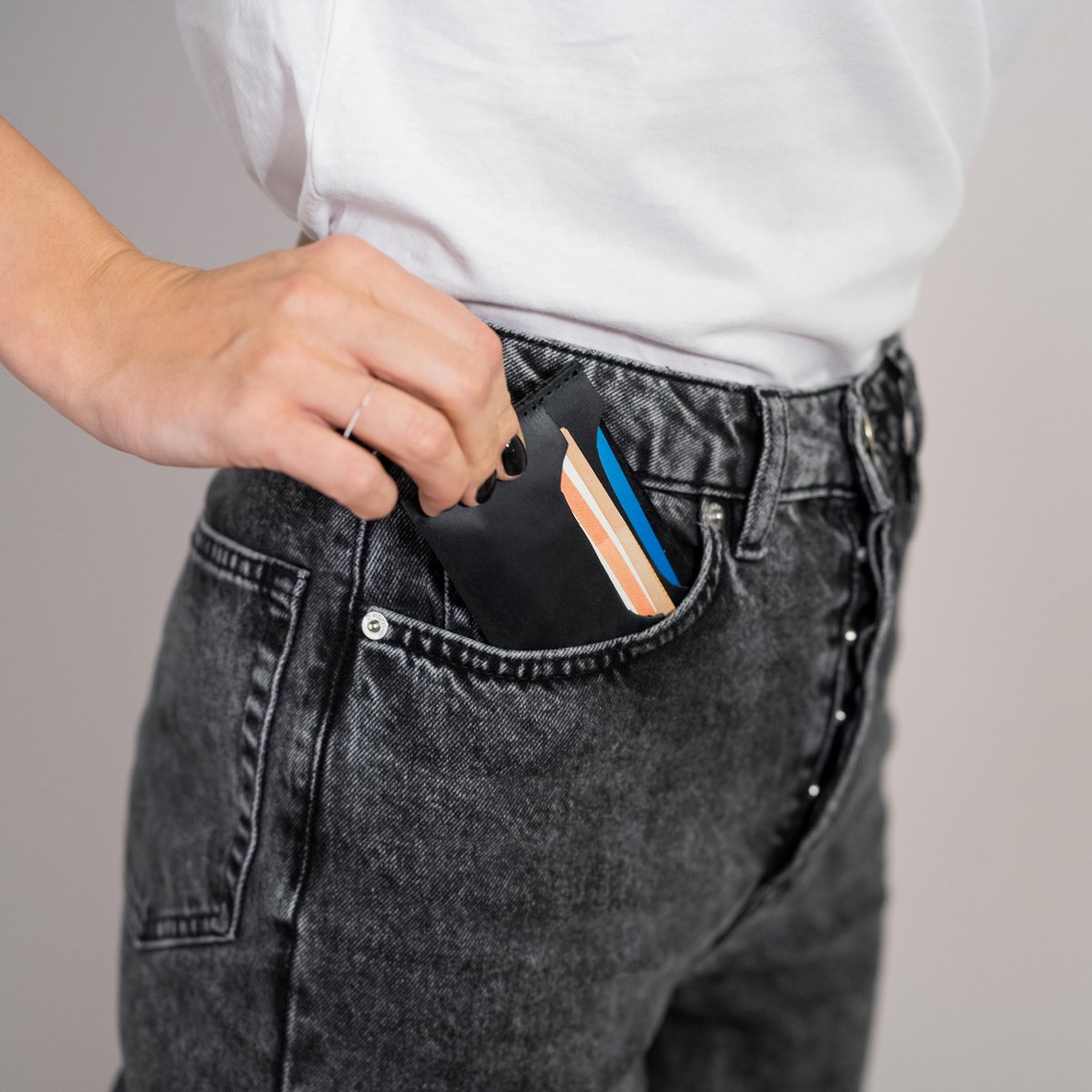 elf_bread's tweet photo. Less is more. Count on our front pocket wallets to carry your day-to-day essentials. 
Shop now:  https://t.co/689QpDJgZE

#elfbread #handmade #leatherwallet #wallet #handmadewallet #slimwallet #smallwallet #unisex #unisexwallet https://t.co/ZkawBKaSus