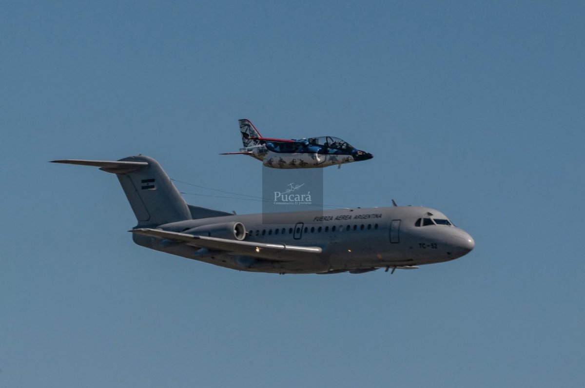 PucaraD's tweet image. Día de la @FuerzaAerea_Arg: Desfile aéreo y declaraciones del nuevo ministro de defensa, @JorgeTaiana.
@MindefArg @EMCOFFA_Arg @EAviacionMil @fadea_oficial #fondef @invapargentina #fixview #malvinas #pucarafenix #A4AR #fightinghawk #pampa #hercules #c130 

pucara.org/post/d%C3%ADa-…