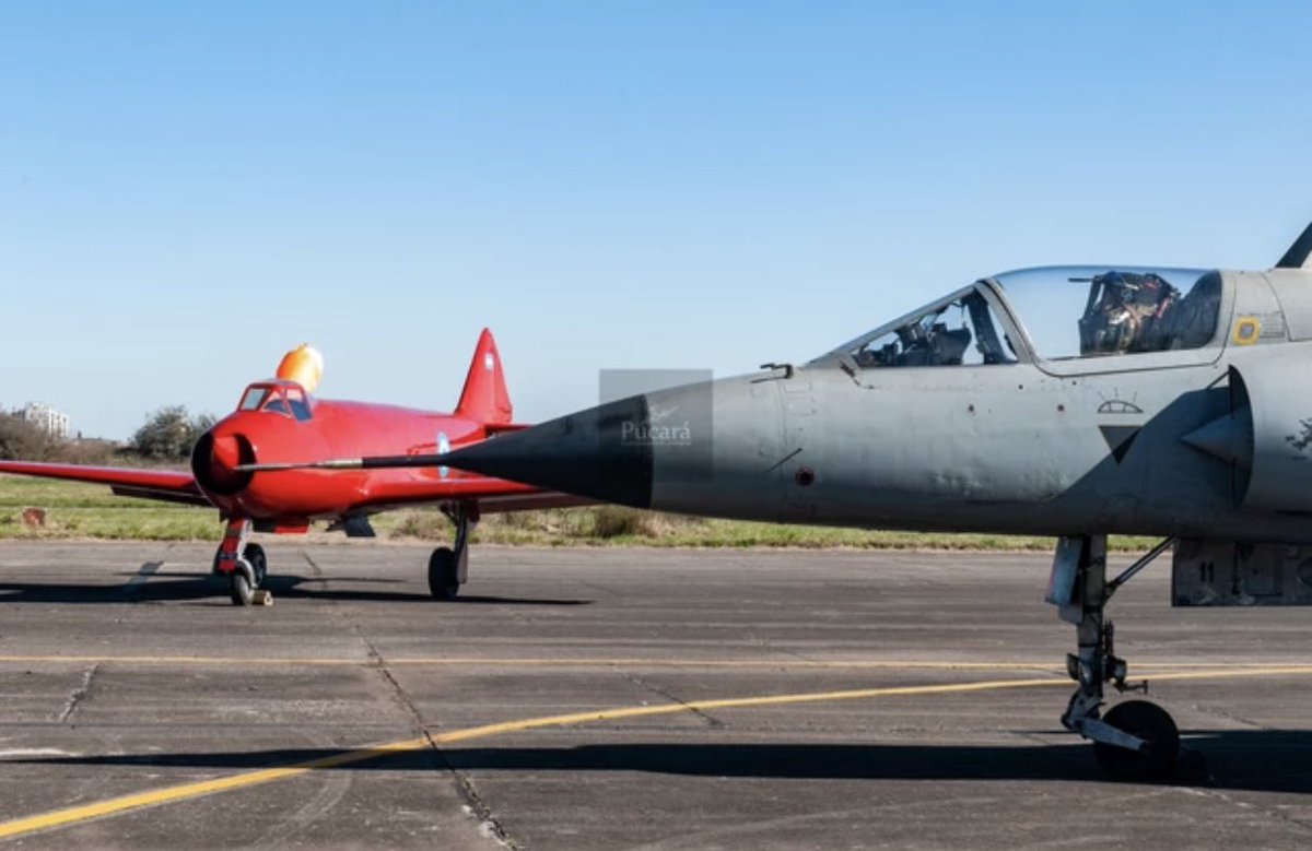 PucaraD's tweet image. Día de la @FuerzaAerea_Arg: Desfile aéreo y declaraciones del nuevo ministro de defensa, @JorgeTaiana.
@MindefArg @EMCOFFA_Arg @EAviacionMil @fadea_oficial #fondef @invapargentina #fixview #malvinas #pucarafenix #A4AR #fightinghawk #pampa #hercules #c130 

pucara.org/post/d%C3%ADa-…