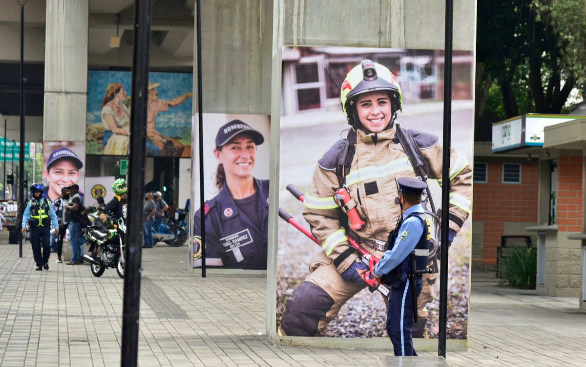 metrodemedellin's tweet photo. ¡#MujeresQueSalvanVidas! 👩‍🚒

Detrás de cada uno de estos rostros hay miles de emociones, decenas de anécdotas y toda una historia de valentía que hoy se plasma en una exposición entre el @DAGRDMedellin y el @metrodemedellin para exaltar y resignificar el rol de la mujer. 🧵👇 https://t.co/HdcfID0d1i